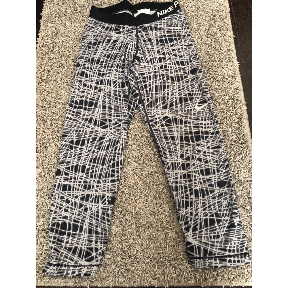Nike Pro Capris 🖤 SZ Small!